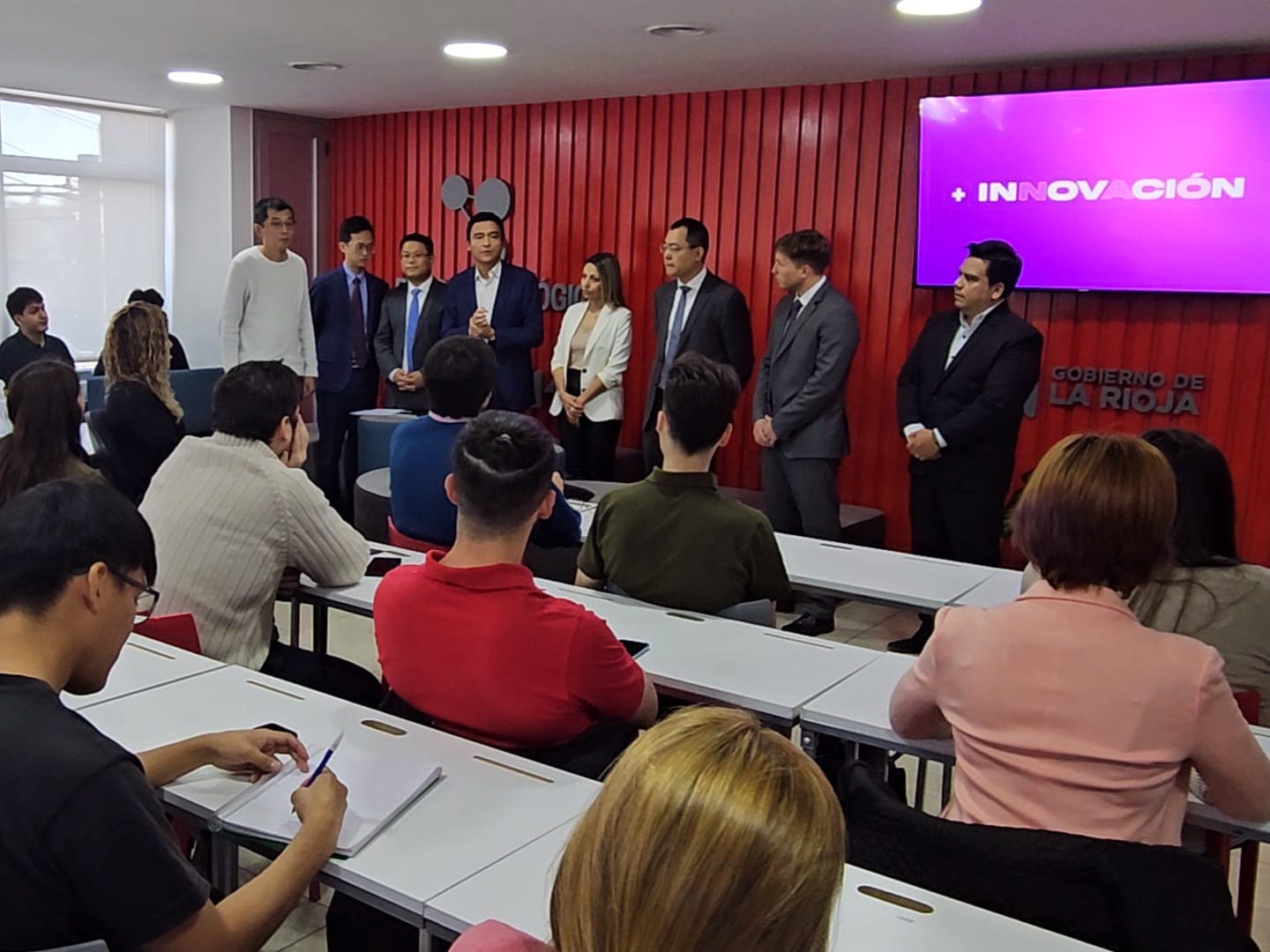 Recibimos en el Polo Tecnológico, al Director ejecutivo y representantes de Huawei Argentina. Con el fin de inspirar a jóvenes en el Programa “Formación con Empleabilidad”